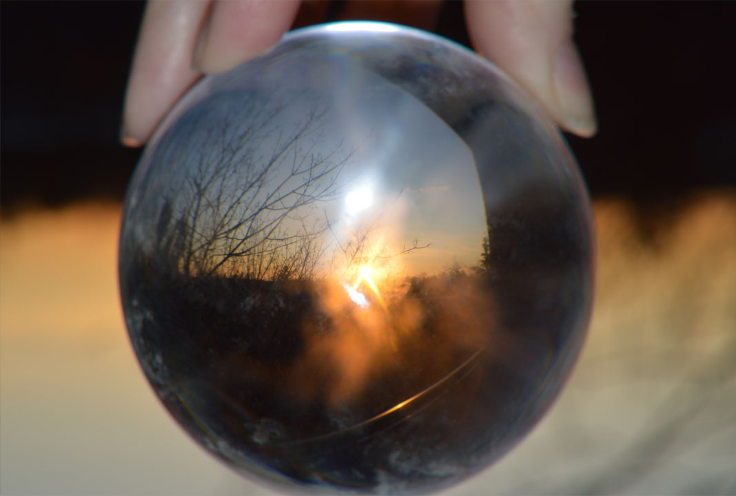 Bola de cristal: ¿porqué es utilizada por los adivinos?